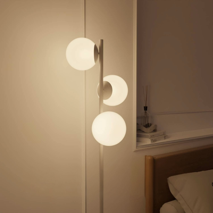 Moderne Stehlampe mit Opalglaskugeln und Steinfuß