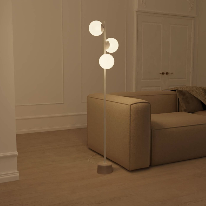 Moderne Stehlampe mit Opalglaskugeln und Steinfuß