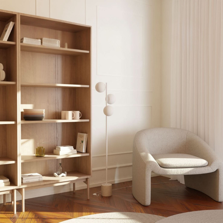 Moderne Stehlampe mit Opalglaskugeln und Steinfuß