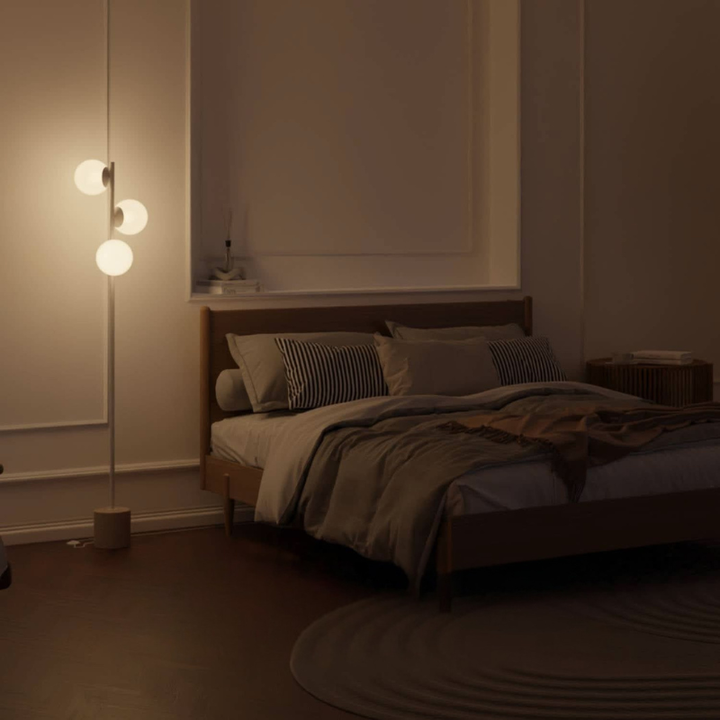 Moderne Stehlampe mit Opalglaskugeln und Steinfuß