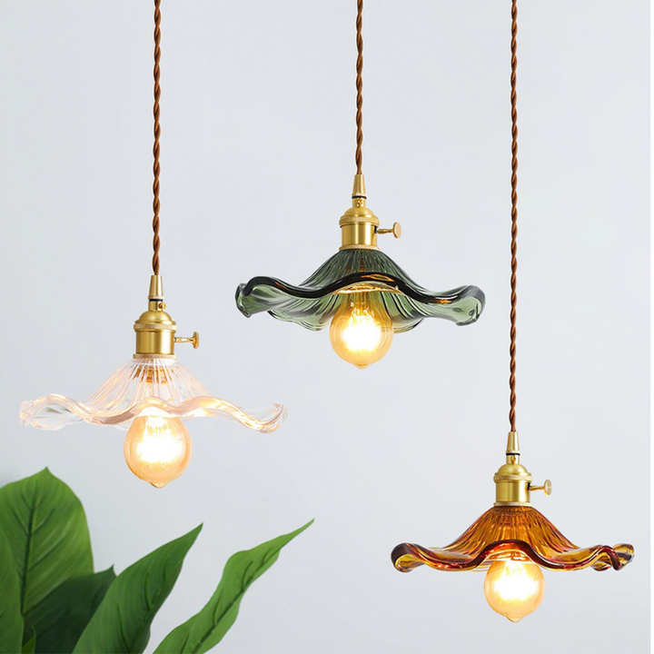Elegante Pendelleuchte im Hibiskusblüten-Design aus Glas und Messing – Hängelampe für Esszimmer und Wohnräume 1