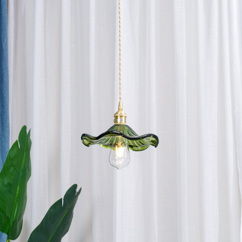 Elegante Pendelleuchte im Hibiskusblüten-Design aus Glas und Messing – Hängelampe für Esszimmer und Wohnräume 3