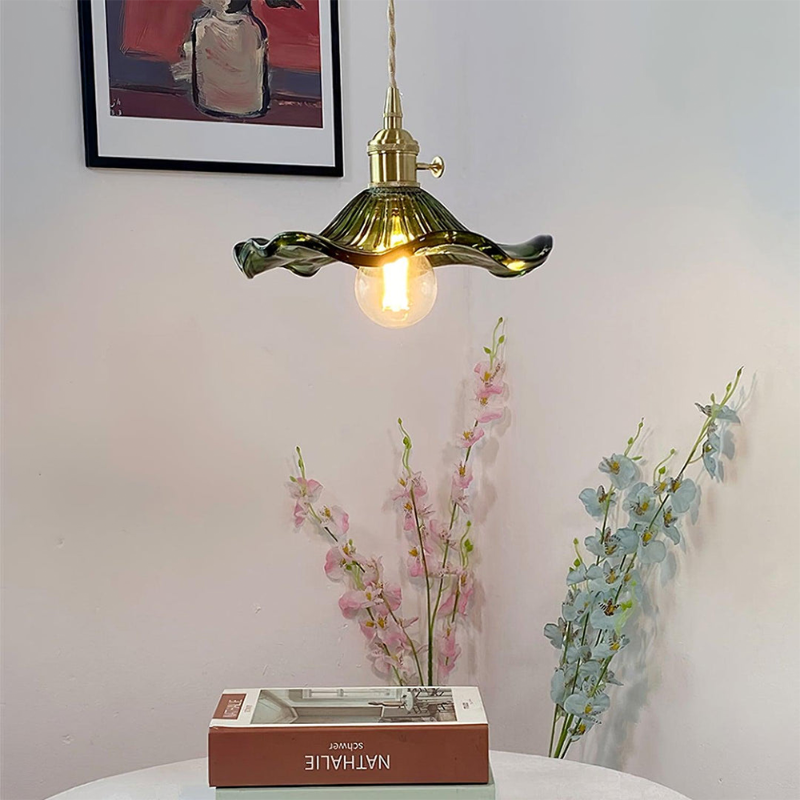 Elegante Pendelleuchte im Hibiskusblüten-Design aus Glas und Messing – Hängelampe für Esszimmer und Wohnräume 4