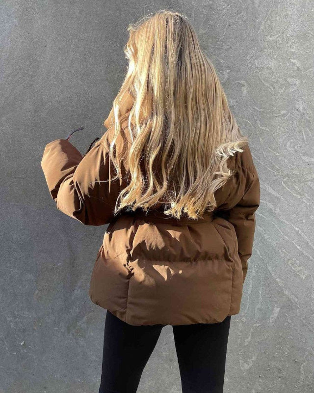 Gesteppte Damenjacke mit Gürtel und Überkragen – Warme Winterjacke für Damen in verschiedenen Farben und Größen 4