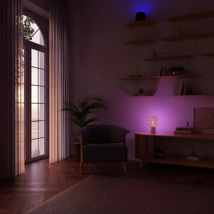 Compacte tafellamp van hout met cilindervormige voet