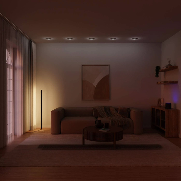 Schlanke Eckstehlampe mit seitlich indirekter LED-Beleuchtung