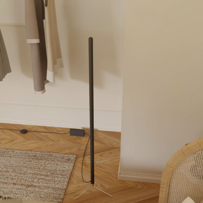 Schlanke Eckstehlampe mit seitlich indirekter LED-Beleuchtung