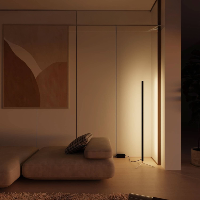 Schlanke Eckstehlampe mit seitlich indirekter LED-Beleuchtung