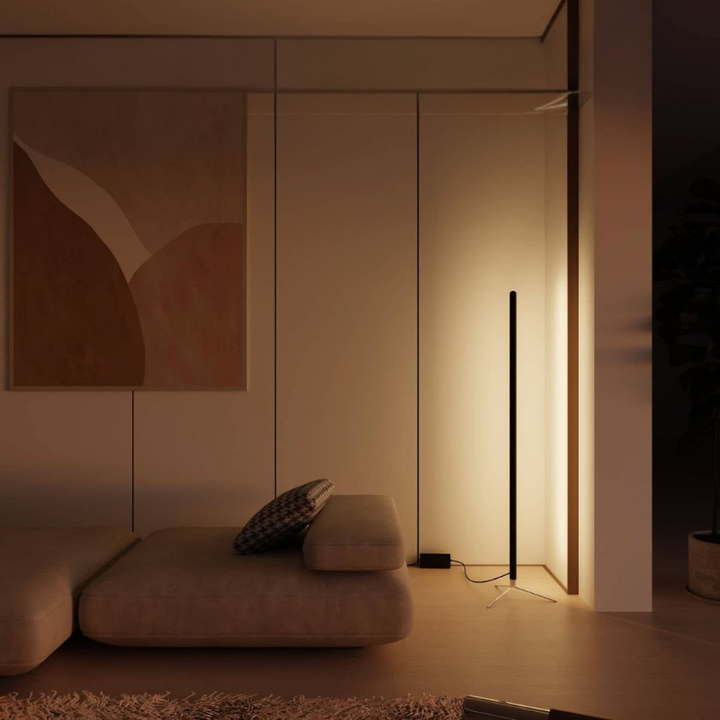 Schlanke Eckstehlampe mit seitlich indirekter LED-Beleuchtung