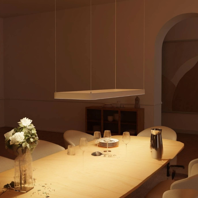 Rechteckige Pendelleuchte mit verstellbaren Aufhängungskabeln