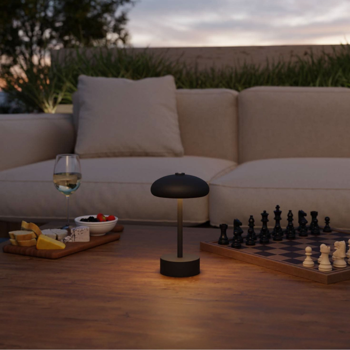 Moderne Pilzförmige Akku-Tischleuchte für Innen- und Außenbereich