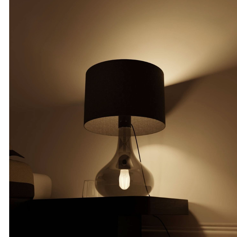 Moderne Tischleuchte mit Doppellicht und Reflektierendem Sockeldesign