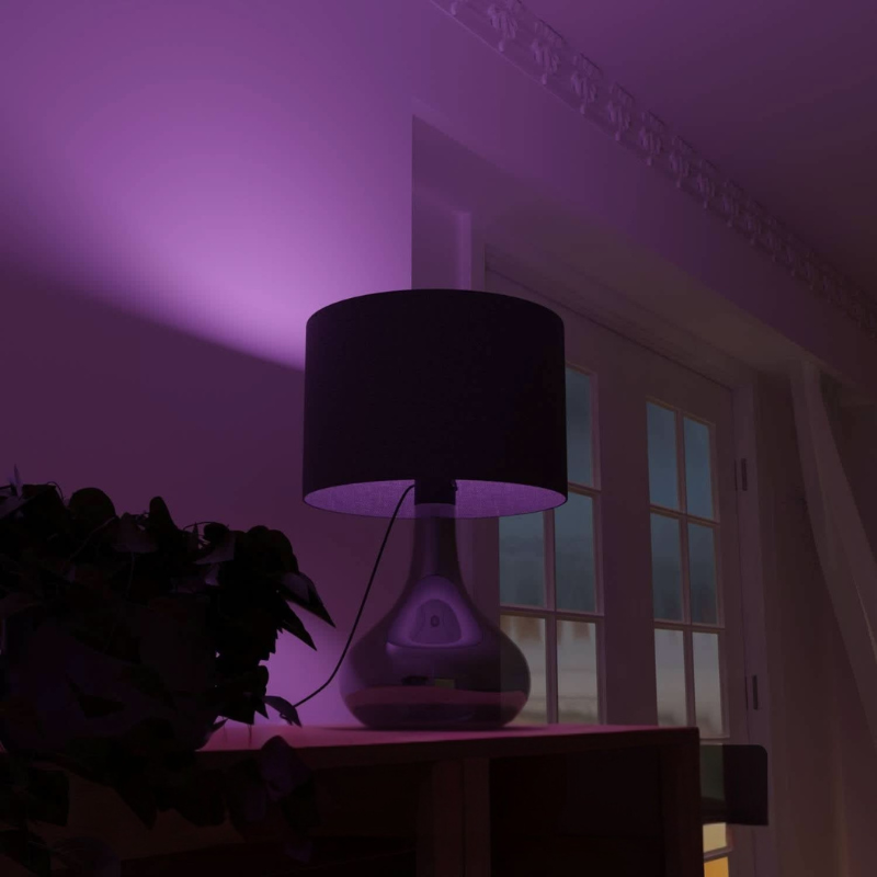 Moderne Tischleuchte mit Doppellicht und Reflektierendem Sockeldesign