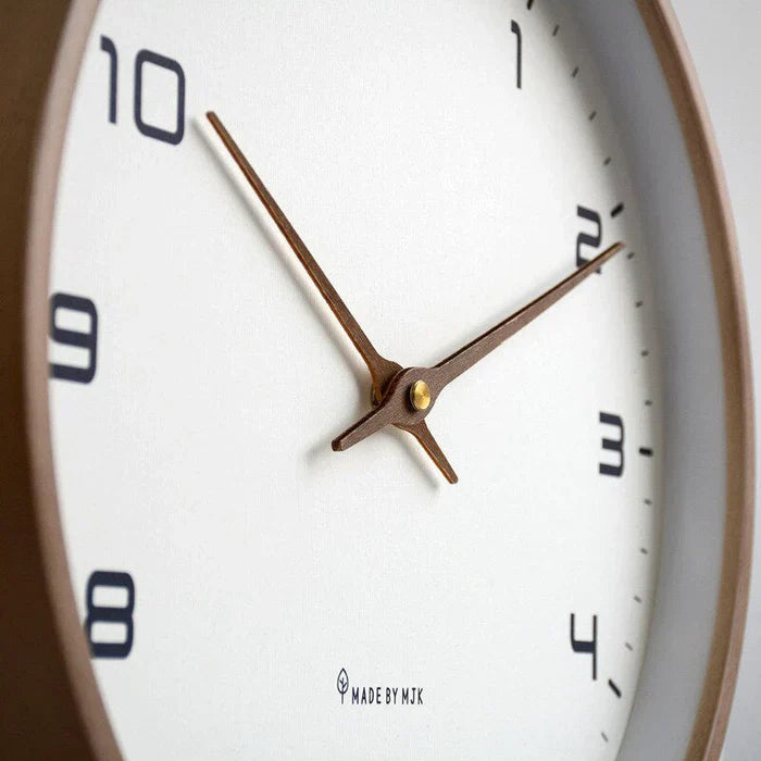 Moderne Holzwanduhr aus Massivholz in Braun und Creme – Große Wanduhren 25x25 cm und 30x30 cm für jedes Zuhause 3