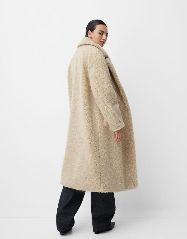 Oversized Teddy Coat for Women – Cozy Winter Outerwear with Double Breasted Closure and Plush Texture 3