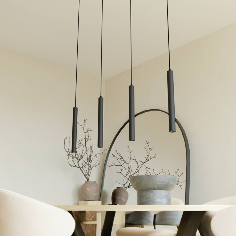 Pendelleuchte mit mehreren Lichtköpfen und verstellbaren Kabeln