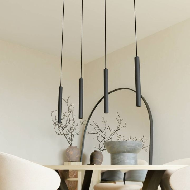 Pendelleuchte mit mehreren Lichtköpfen und verstellbaren Kabeln